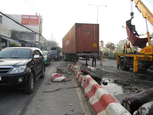 Xe container lại gây họa