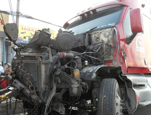 Xe container lại gây họa