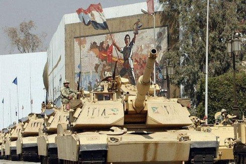 Mặc bạo loạn, Ai Cập vẫn mua thêm xe tăng