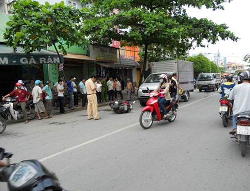 Vượt ẩu, xe máy đâm xe tải