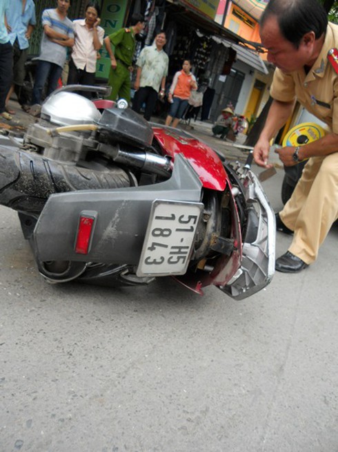 Vượt ẩu, xe máy đâm xe tải