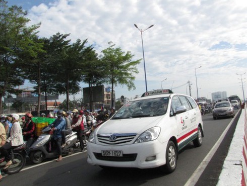 Cấm taxi giờ cao điểm: Người dân và DN chưa hài lòng