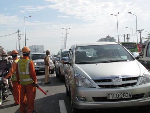 Cấm taxi giờ cao điểm: Người dân và DN chưa hài lòng