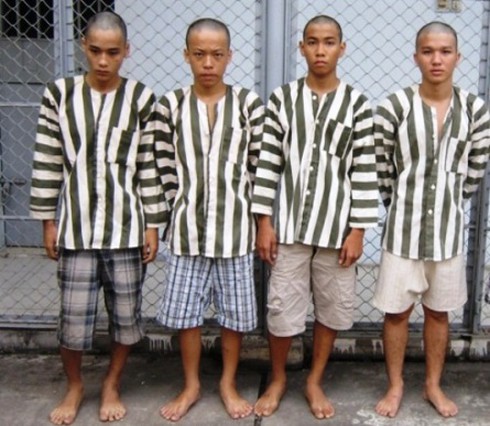 Côn đồ tấn công cảnh sát, phá trụ sở công an