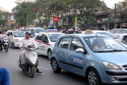 Bát nháo taxi giờ cao điểm