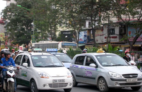 Bát nháo taxi giờ cao điểm