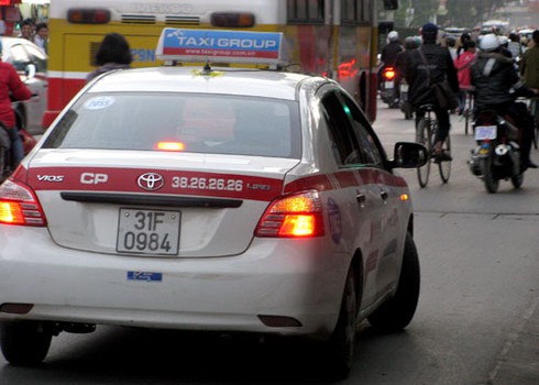 Bát nháo taxi giờ cao điểm