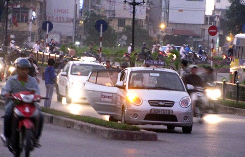Bát nháo taxi giờ cao điểm