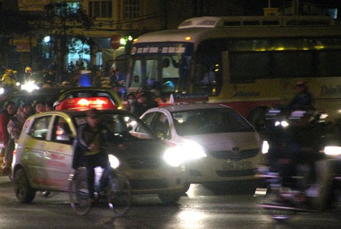 Bát nháo taxi giờ cao điểm