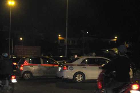 Bát nháo taxi giờ cao điểm