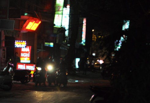 Hỗn loạn 'ngõ sung sướng' ở Hà Nội