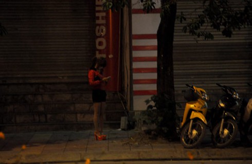 Hỗn loạn 'ngõ sung sướng' ở Hà Nội