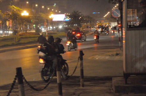 Hỗn loạn 'ngõ sung sướng' ở Hà Nội