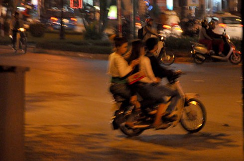 Hỗn loạn 'ngõ sung sướng' ở Hà Nội