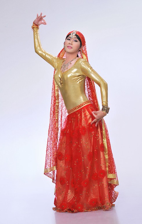 Hoài Linh duyên dáng trong vai công chúa Ấn Độ