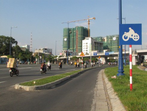 Xe máy “chê” đường ưu tiên!