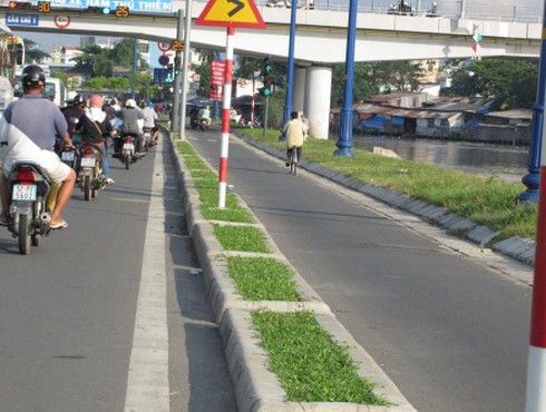 Xe máy “chê” đường ưu tiên!