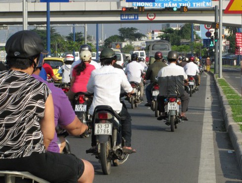 Xe máy “chê” đường ưu tiên!