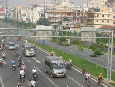 Xe máy “chê” đường ưu tiên!