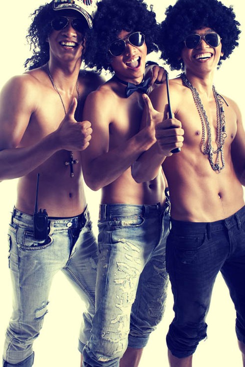 Chung Thục Quyên khoe dáng gợi cảm bên dàn mỹ nam