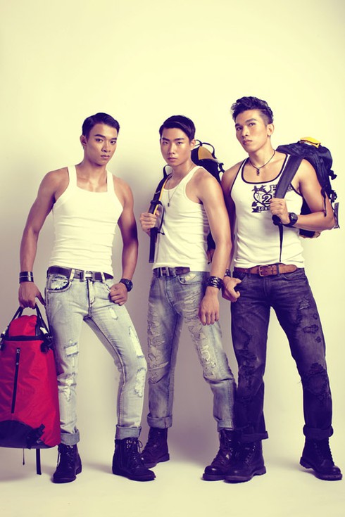 Chung Thục Quyên khoe dáng gợi cảm bên dàn mỹ nam