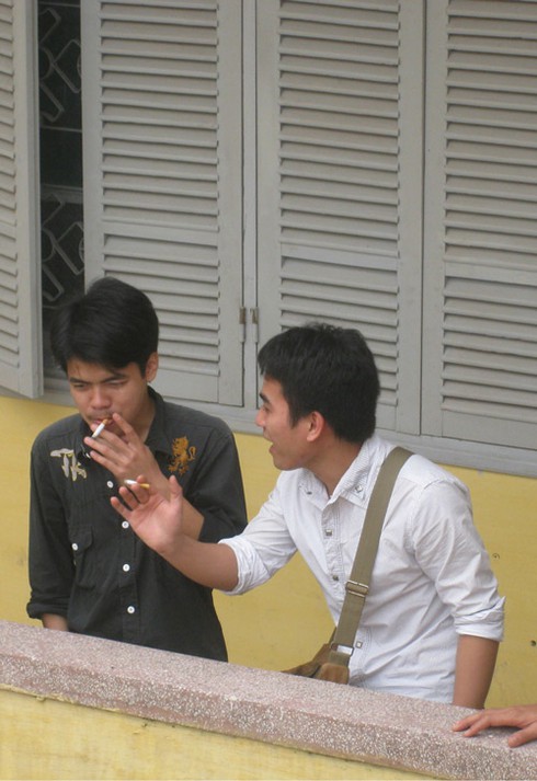 Sinh viên công khai phì phèo thuốc lá chốn giảng đường