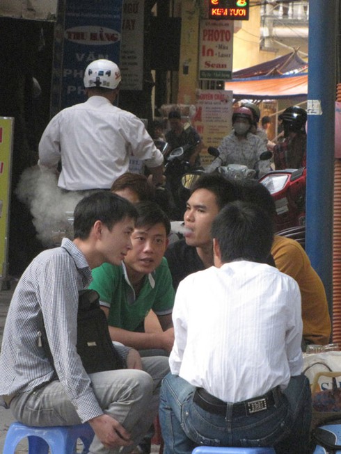 Sinh viên công khai phì phèo thuốc lá chốn giảng đường