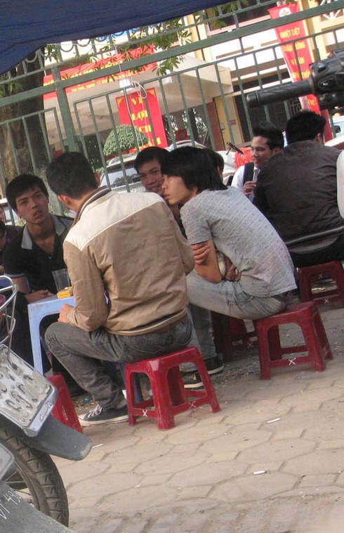 Sinh viên công khai phì phèo thuốc lá chốn giảng đường