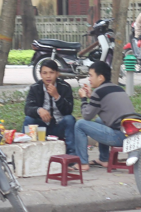 Sinh viên công khai phì phèo thuốc lá chốn giảng đường