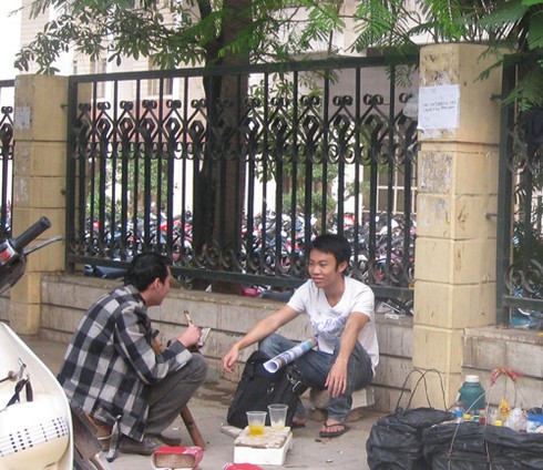 Sinh viên công khai phì phèo thuốc lá chốn giảng đường