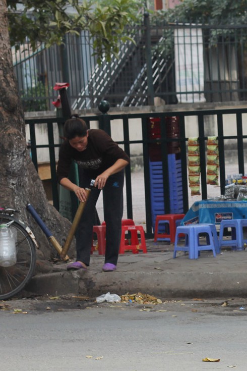 Sinh viên công khai phì phèo thuốc lá chốn giảng đường