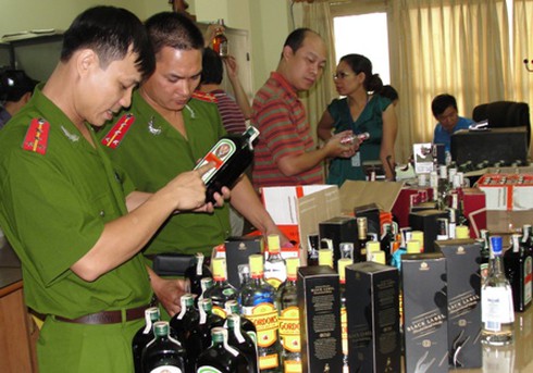 Cuối năm, `nóng` chuyện rượu lậu
