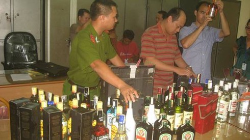 Cuối năm, `nóng` chuyện rượu lậu