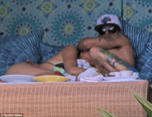 Bỏ chồng chưa lâu, JLo công khai 'khóa môi' bồ trẻ