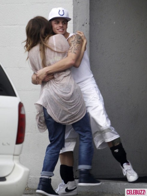 Bỏ chồng chưa lâu, JLo công khai 'khóa môi' bồ trẻ