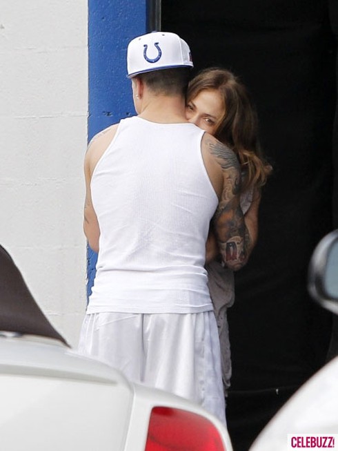 Bỏ chồng chưa lâu, JLo công khai 'khóa môi' bồ trẻ