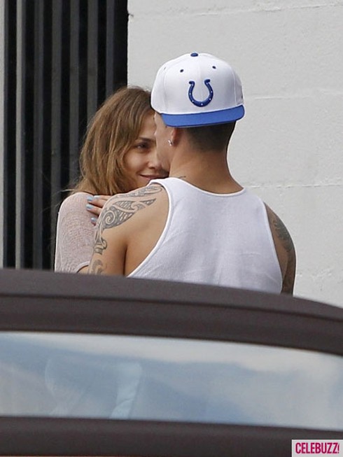 Bỏ chồng chưa lâu, JLo công khai 'khóa môi' bồ trẻ