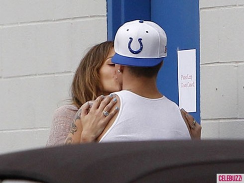 Bỏ chồng chưa lâu, JLo công khai 'khóa môi' bồ trẻ