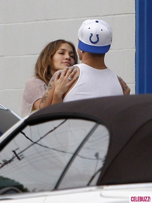 Bỏ chồng chưa lâu, JLo công khai 'khóa môi' bồ trẻ