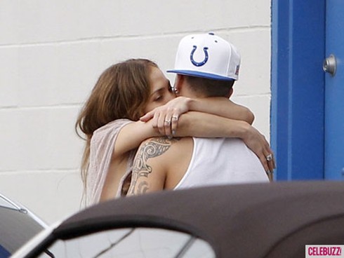 Bỏ chồng chưa lâu, JLo công khai 'khóa môi' bồ trẻ