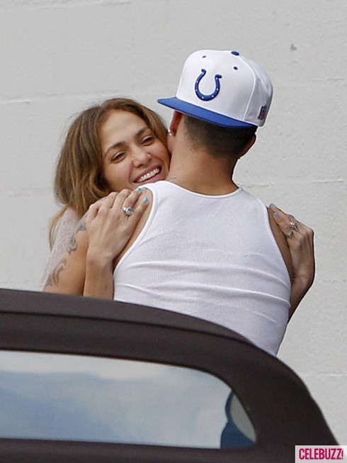 Bỏ chồng chưa lâu, JLo công khai 'khóa môi' bồ trẻ