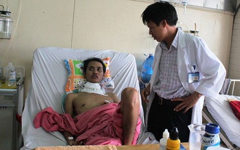 Cứu sống thanh niên bị đuôi xe máy văng giập nát khí quản