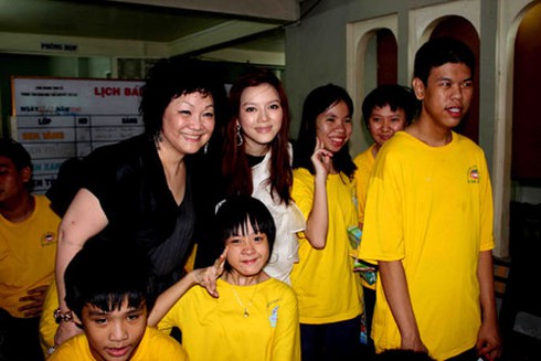 Đại sứ Du lịch Lý Nhã Kỳ giản dị làm từ thiện