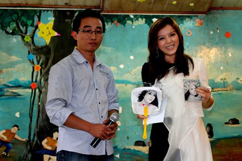 Đại sứ Du lịch Lý Nhã Kỳ giản dị làm từ thiện