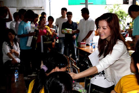 Đại sứ Du lịch Lý Nhã Kỳ giản dị làm từ thiện