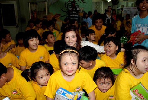 Đại sứ Du lịch Lý Nhã Kỳ giản dị làm từ thiện