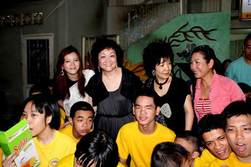 Đại sứ Du lịch Lý Nhã Kỳ giản dị làm từ thiện