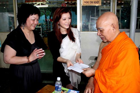 Đại sứ Du lịch Lý Nhã Kỳ giản dị làm từ thiện