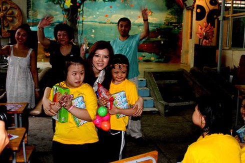 Đại sứ Du lịch Lý Nhã Kỳ giản dị làm từ thiện