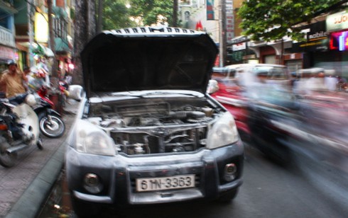 Hoảng loạn vì ôtô 7 chỗ đang chạy bốc cháy